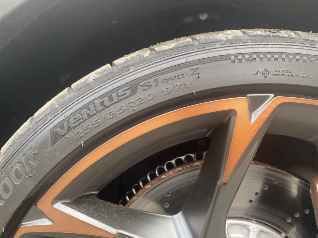 Pneus R et ZR comprendre les principales différences pour votre